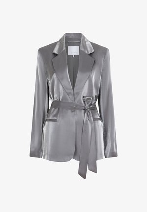 Zilveren satijnen blazer met lange mouwen, geknoopte revers, een strikgordel in de taille en twee voorzakken. Gladde textuur en een slank ontwerp.