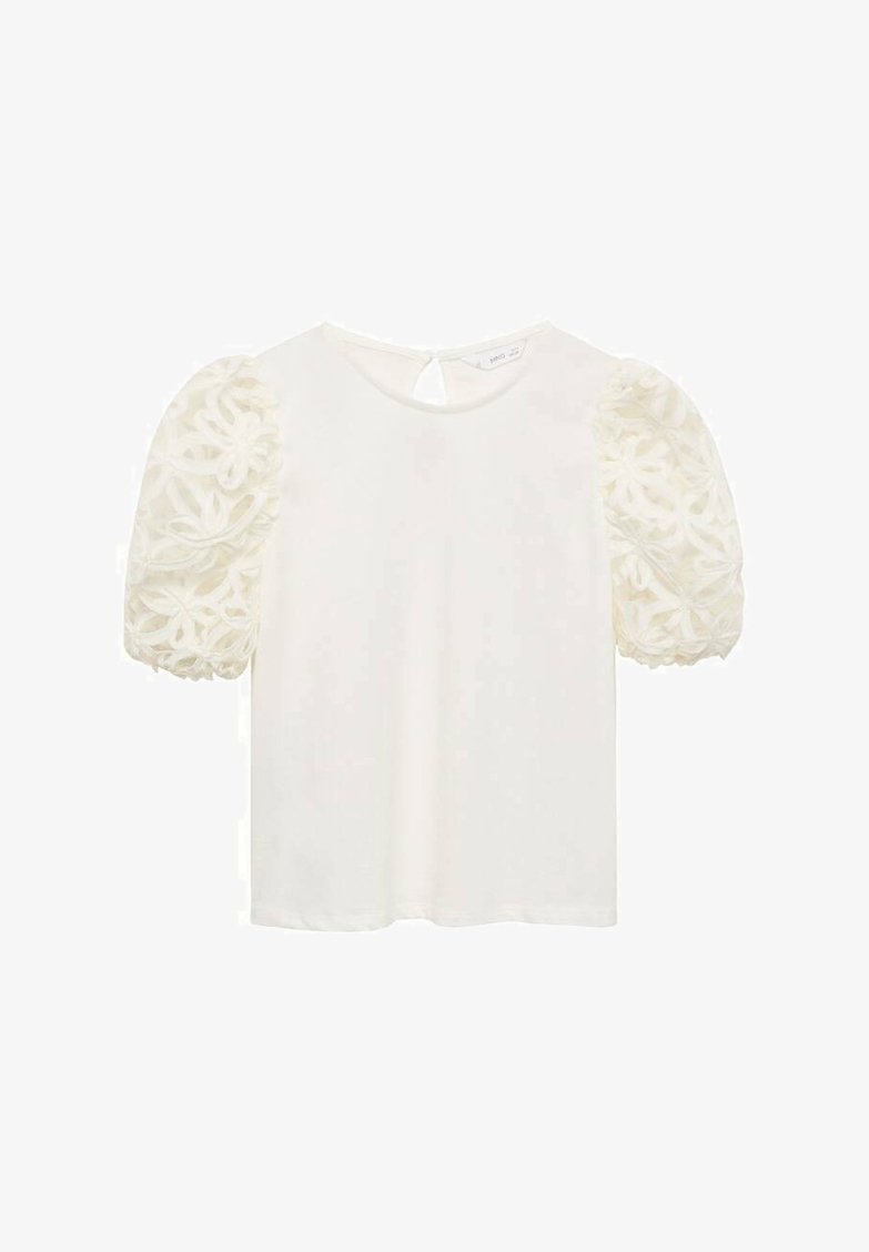 Bílý top s krátkým rukávem, který je ozdoben texturovanými květinovými vyšívanými balónovými rukávy a detailem na zádech ve tvaru klíčové dírky. Hladký materiál s kulatým výstřihem.