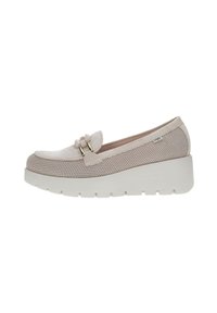Scarpa beige slip-on con lati in rete, punta testurizzata e una fibbia decorativa bicolore. Presenta una spessa suola piattaforma bianca.