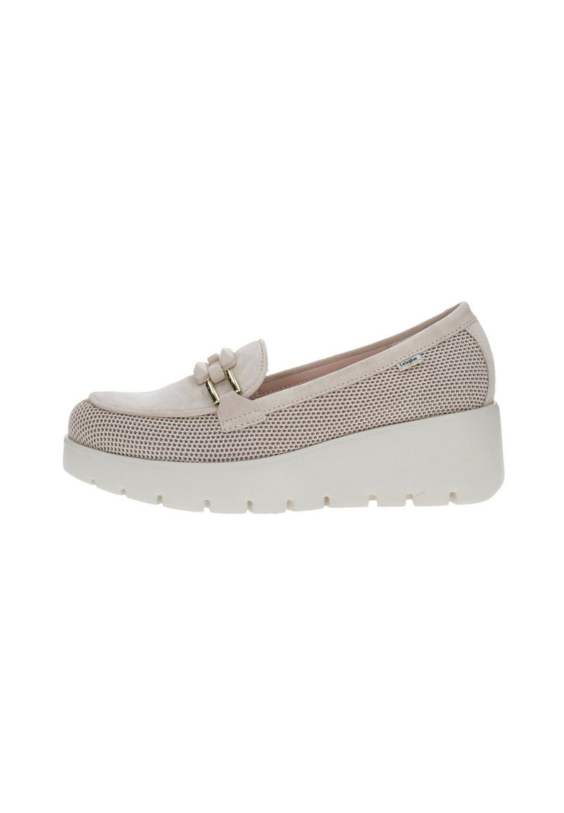 Scarpa beige slip-on con lati in rete, punta testurizzata e una fibbia decorativa bicolore. Presenta una spessa suola piattaforma bianca.