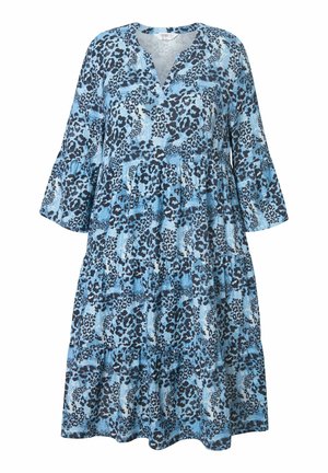 Blå leopardprint kjole med V-hals, trekvart flared ærmer og lagdelt ruffles design. Lavet af letvægtsstof med en blød struktur.