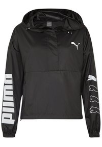 Svart lätt vindjacka med huva, med vit Puma-logotyp på bröstet och djärva varumärkesstripes på ärmarna. Slät, glänsande yta.