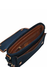 Sac messager en toile bleu marine avec des accents en cuir marron. Il dispose d'une poche zippée et de plusieurs compartiments pour une bonne organisation.