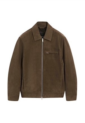 Giacca in camoscio marrone con chiusura a zip, colletto a camicia e tasca sul petto. Presenta una texture liscia e maniche inserite.