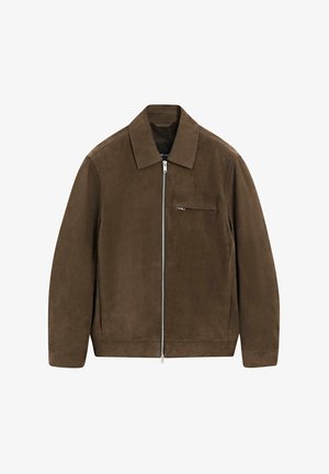 Giacca in camoscio marrone con chiusura a zip, colletto a camicia e tasca sul petto. Presenta una texture liscia e maniche inserite.