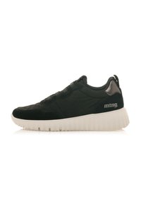 Zapatilla negra con parte superior de ante texturizado, suela de goma blanca flexible, cordones integrados y un acento plateado en el talón.