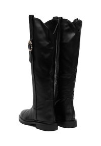 Wysokie czarne skórzane botki o gładkiej fakturze, z okrągłym noskiem, bocznym zamkiem błyskawicznym i klamrą ozdobną przy górze. Solidna czarna podeszwa.