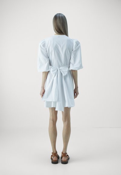 Claudie Pierlot ROBE COURTE CACHE-CŒUR - Denné šaty - blanc