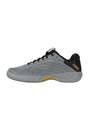 Chaussure de sport K-Swiss grise et noire avec lacets noirs, accent jaune sur la semelle et motifs texturés sur les côtés et à l'avant.