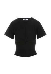 Zwart kortmouwtop met een ronde halslijn en een gedraaide knoopdetail bij de taille, gemaakt van een zachte, rekbare stof.