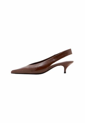 Zapato slingback marrón de cuero con punta puntiaguda, tacón bajo y superficie ligeramente texturizada sobre fondo blanco.