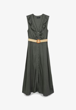 Robe sans manches vert olive avec un col à volants, boutons sur le devant et une ceinture tissée beige dotée d'une boucle circulaire. Design long, en coupe évasée.