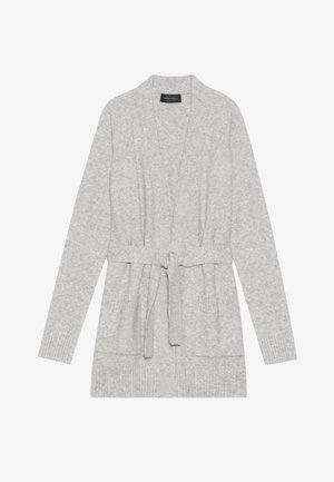 Cardigan grigio chiaro realizzato in tessuto morbido, con cintura da annodare, due tasche frontali e polsini a costine per un tocco di texture in più.