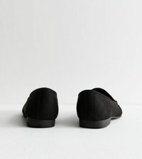 Zwarte suède loafers met een ronde neus, een lage hak en een minimalistisch ontwerp. Beschikt over subtiele stiksels en een gladde textuur.