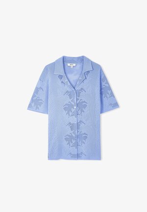 Světle modrá košile s krátkým rukávem a límečkem, s krajkovým vzorem a zapínáním na knoflíky.