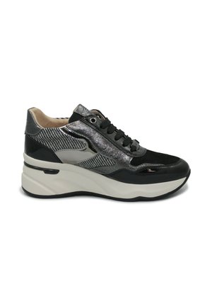 Sneaker nero e grigio con finitura metallica, strisce testurizzate, design con lacci, suola imbottita e punta arrotondata.