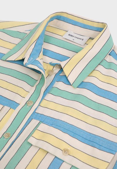 Korte mouwen shirt in crème met horizontale strepen in groen, blauw en geel. Met een klassieke kraag en knoopsluiting.