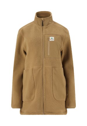 Beige Fleecejacke mit hohem Kragen, durchgehendem Reißverschluss, zwei vorderen Taschen und einer Brusttasche mit Reißverschluss, die mit einem Logo-Patch versehen ist. Weiche, strukturierte Oberfläche.