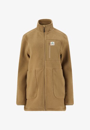 Beige Fleecejacke mit hohem Kragen, durchgehendem Reißverschluss, zwei vorderen Taschen und einer Brusttasche mit Reißverschluss, die mit einem Logo-Patch versehen ist. Weiche, strukturierte Oberfläche.
