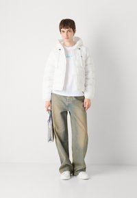 Calvin Klein Jeans LIGHTWEIGHT LOGO PUFFER - Zimná bunda - snow white