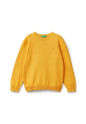 Żółty sweter z długim rękawem i okrągłym dekoltem, z prążkowanymi mankietami i dołem, z małym, haftowanym logo na lewej stronie klatki piersiowej.