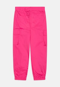 Roze cargobroek met elastische boorden, voorzien van twee achterzakken en twee zijcargozakken. Gemaakt van zachte, lichte stof.