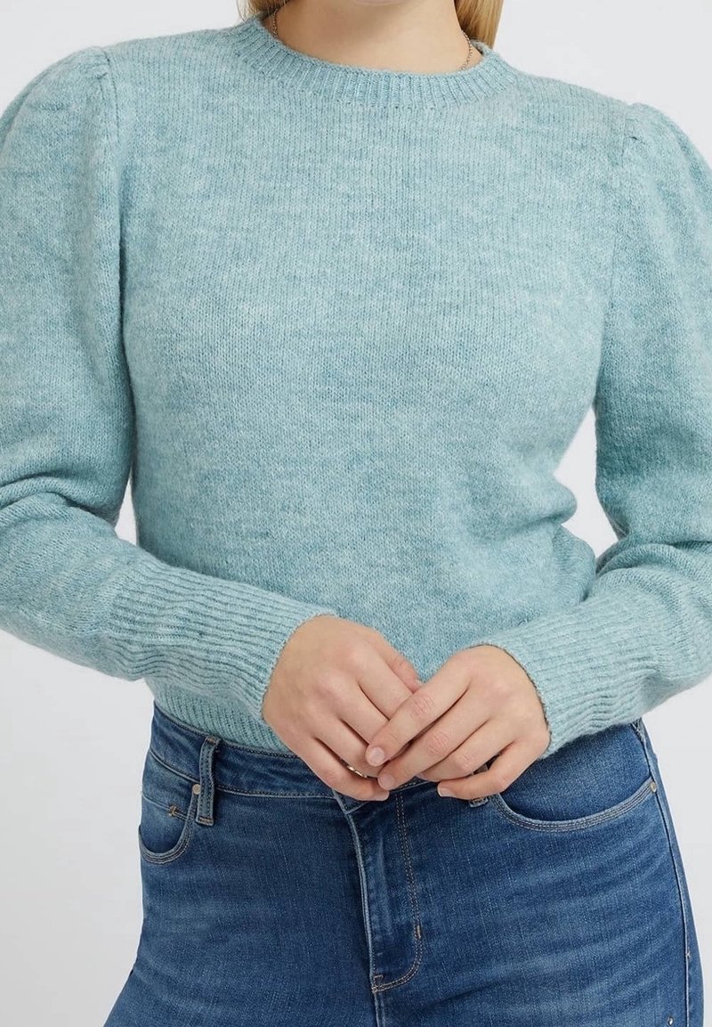 Jasnoniebieski sweter z dzianiny z długimi rękawami i bufiastymi detalami na ramionach. Wykończenie ściągaczami na mankietach i dole, cechujące się miękką, teksturowaną powierzchnią.