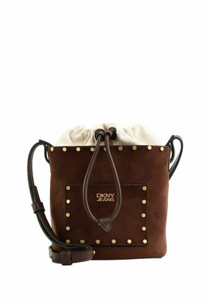Sac bandoulière en daim marron avec clous dorés, poche avant et fermeture en tissu crème à cordon, étiqueté DKNY Jeans.