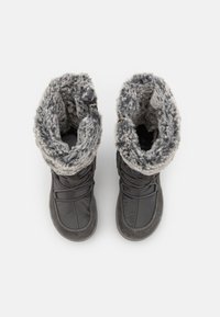 Botas de invierno grises con forro de pelos sintético en el collar, puntera redondeada y cordones; cuentan con un exterior de tela texturizada y una suela resistente.
