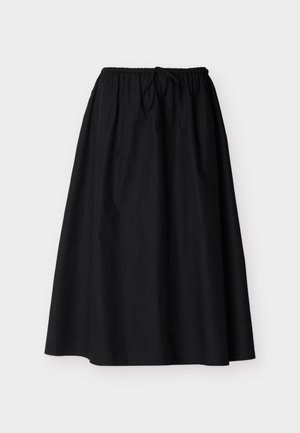 Μαύρη μίντι φούστα σε γραμμή Α με ελαστική μέση και κορδόνι, ελαφρύ ύφασμα και λεία υφή, παρουσιασμένη σε απλό φόντο.