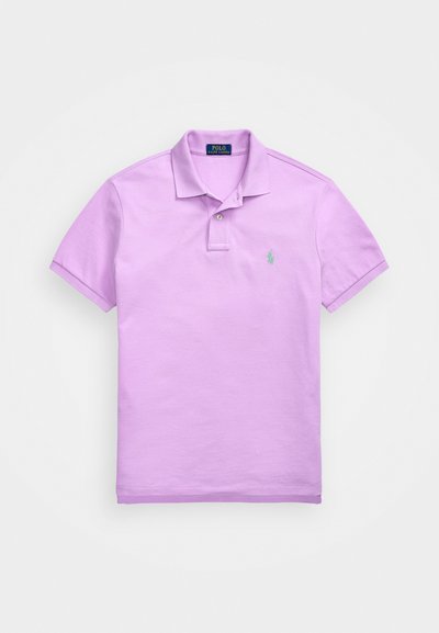 Kortermet polo skjorte i lys lilla bomull med klassisk krage og to-knapps knappestolpe; har en grønn brodert logo på brystet.
