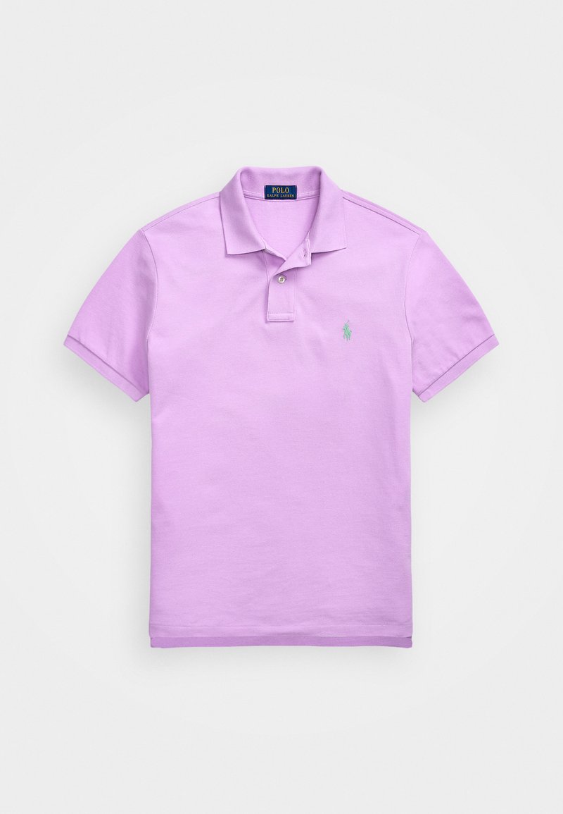 Polo a maniche corte in cotone viola chiaro con colletto classico e pattina con due bottoni; presenta un logo ricamato verde sul petto.