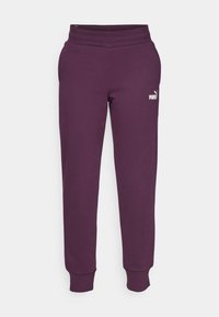 Lila sweatpants i mjukt tyg, med en avsmalnande design, elastisk midja och vit Puma-logotyp på vänster lår.