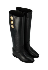 Bottes en cuir noir hauteur genou avec une texture lisse et trois boutons décoratifs dorés sur le côté extérieur. Bout arrondi et semelle plate.