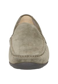 Wildleder-Slipper in hellolivgrün mit abgerundetem Zehenbereich und gestickten Details. Die Gummisohle sorgt für Griffigkeit und Langlebigkeit.