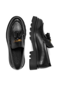 Čierne kožené mokasíny s hrubou podrážkou, ktoré majú vrkočový dizajn, strapcové detaily a kovový prvek na prednej strane.