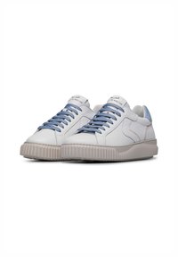 Weiße Leder-Sneaker mit hellblauen Akzenten, runder Spitze, gerippter weißer Gummisohle und flachen blauen Schnürsenkeln. Branding auf der Zunge.