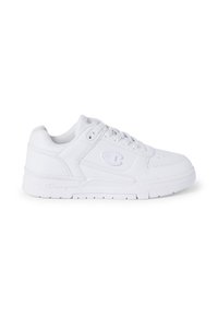 Zapatilla deportiva blanca con material de cuero suave, puntera perforada, cierre de cordones, cuello acolchado y logo de Champion en el lateral.