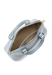 Sac à main bleu clair avec une finition brillante, équipé de deux poignées supérieures et d'une fermeture éclair dorée. L'intérieur est doublé de beige et comprend deux compartiments.
