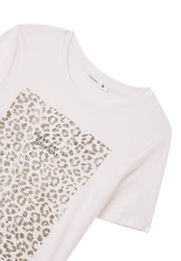 T-shirt bianco a maniche corte con motivo leopardato dorato e il testo "OGNI GIORNO È IL TUO GIORNO" centrato nella grafica. Materiale morbido.