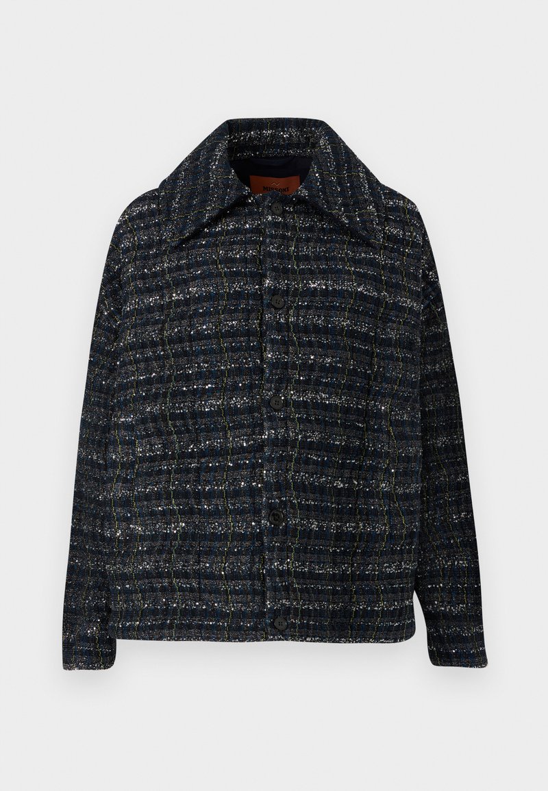 Dunkelblaues Tweed-Jackett mit karierter Musterung. Verfügt über einen spitzen Kragen und vordere Knöpfe. Die Textur erscheint gewebt und leicht glänzend.