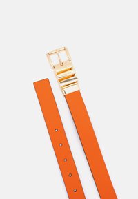 Oranje leren riem met een goudkleurige metalen gesp met meerdere rechthoekige accenten. Glad oppervlak met gelijkmatig verdeelde gaten voor aanpassing.