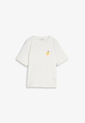 T-shirt blanc à manches courtes avec col rond et petit motif pêche jaune sur la poitrine gauche.
