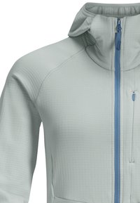 Giacca zip-up grigia chiara con colletto alto, caratterizzata da una zip blu e un motivo di tessuto testurizzato. Rifinita con cuciture sottili.