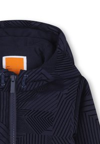 Veste à capuche zippée marine avec un motif géométrique texturé, dotée d'un intérieur en polaire, d'une capuche avec cordon de serrage et d'une étiquette orange contrastante.