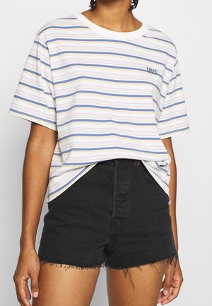 Biały t-shirt z krótkim rękawem z niebieskimi, żółtymi i różowymi paskami; posiada okrągły dekolt i logo "Levi's" przeszyte na piersi. W połączeniu z czarnymi szortami z denimu.