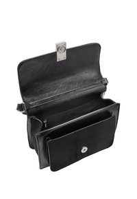 Czarna skórzana torba z klapką i zatrzaskiem. Wnętrze posiada wiele przegródek, w tym kieszeń na zamek błyskawiczny oraz kieszeń z przodu.