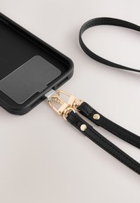 Schwarze Handyhülle mit strukturiertem Lederband, goldfarbenen Beschlägen und Verschluss. Entworfen mit einem integrierten Fach zur Aufbewahrung von Karten und einem eleganten Finish.