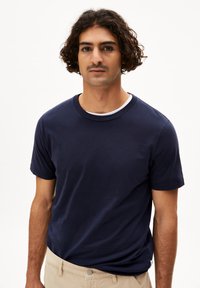 T-shirt in cotone blu navy con scollo rotondo e maniche corte. Caratterizzato da una texture liscia e da un design con vestibilità rilassata.