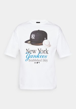 Weißes Baumwoll-T-Shirt mit einem Grafikkonterfei einer schwarzen New York Yankees Kappe und einem Baseball, mit dem Aufdruck "New York Yankees Established 1903" in Blau und Schwarz.